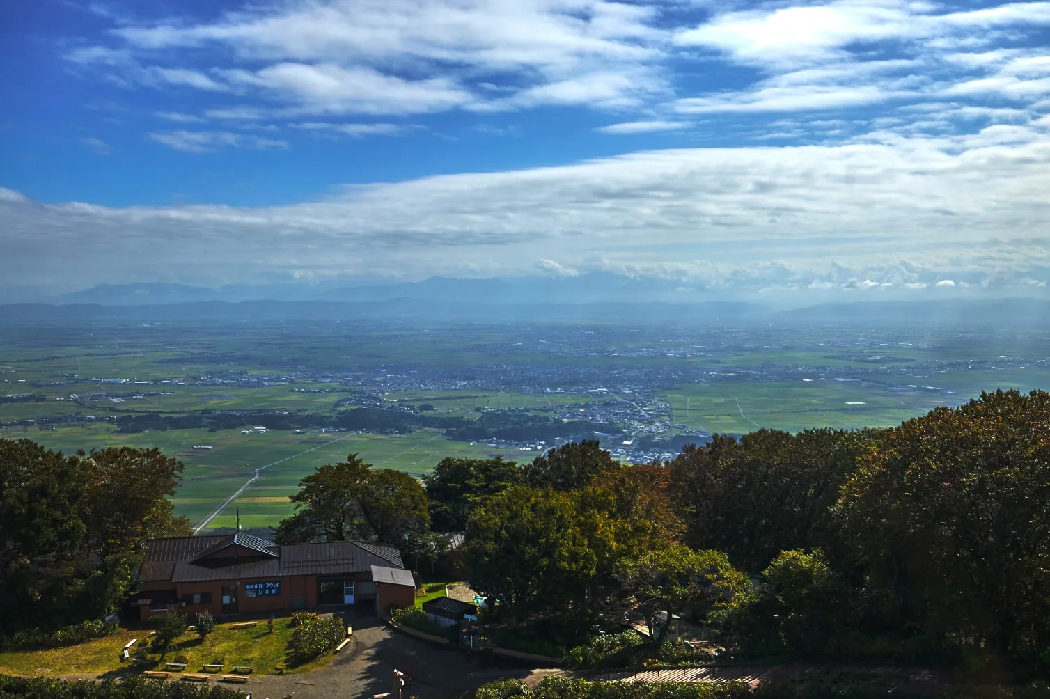 弥彦山 山頂から越後平野を眺め